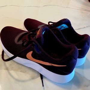 Size 6.5 Nike sneakers. Brand New no box